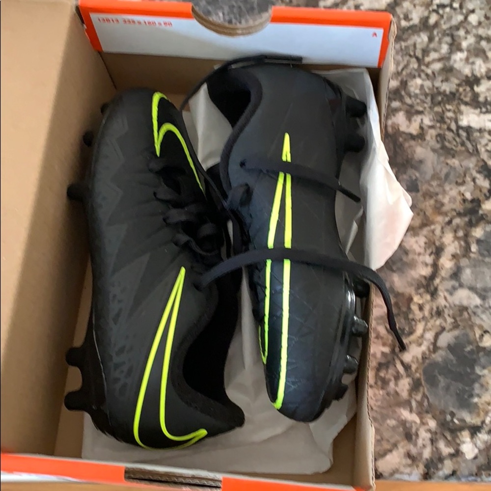 Kids Nike soccer cleats. Size 11